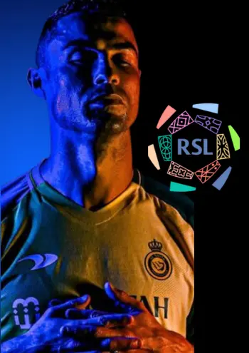Ein dramatisches Porträt von Cristiano Ronaldo im Al-Nassr-Trikot mit geteilter Beleuchtung neben dem RSL-Logo.