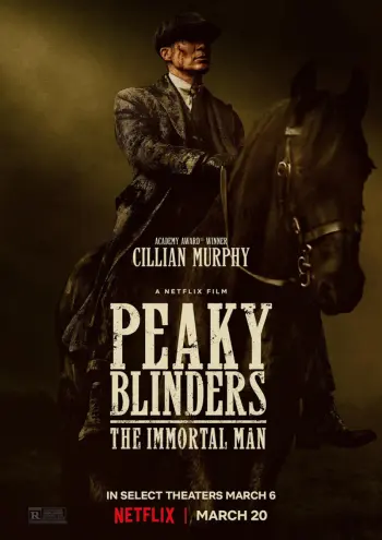 Cillian Murphy als Tommy Shelby, blutüberströmt und mit Schiebermütze, sitzend auf einem schwarzen Pferd in einer dunklen, atmosphärischen Umgebung.